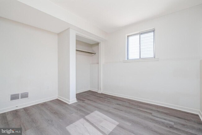 Building Photo - 150 Fairway Rd