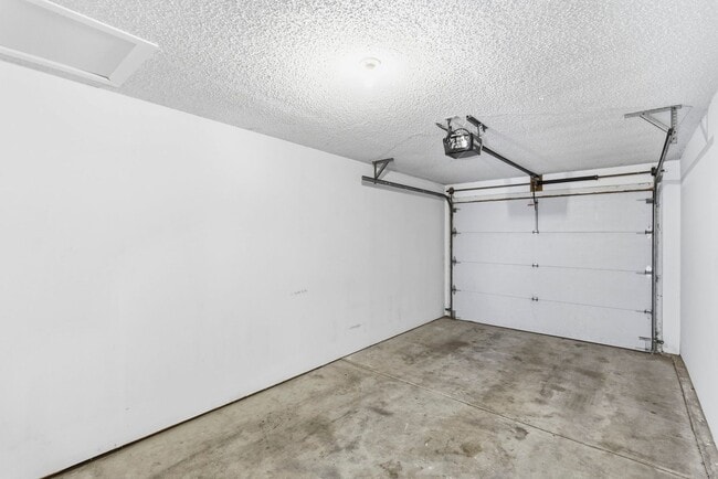 Building Photo - Arrowhead