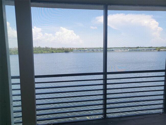 Building Photo - 1075 NE Miami Gardens Dr