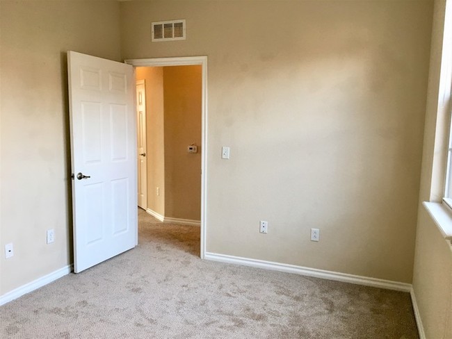 Building Photo - Beautiful Condo in Broomfield