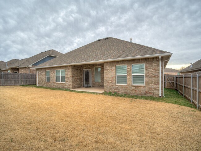 Building Photo - 4 Bedroom + Yukon Schools