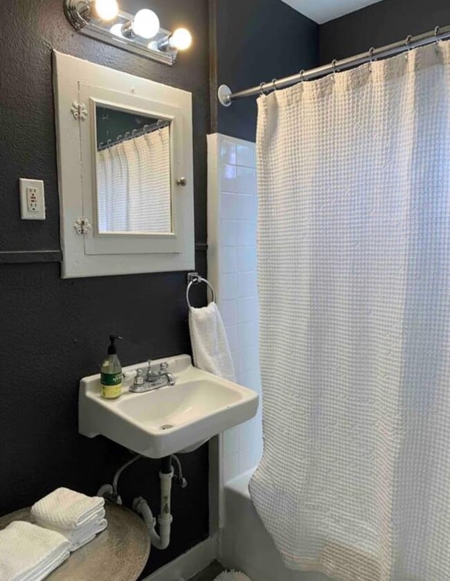 Building Photo - 1103 W 18th St