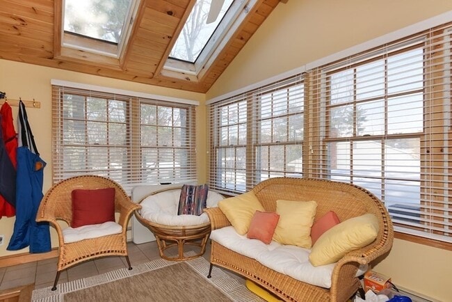 Building Photo - 39 Locust St