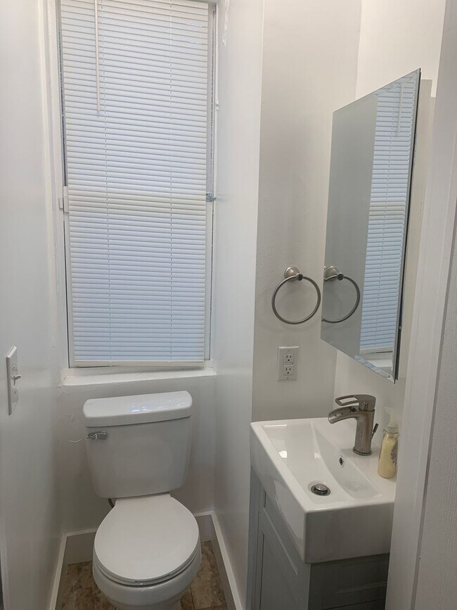 Building Photo - Spacious Renovated 5 Bed 1.5 Bath House- Y...