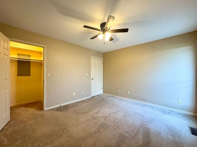 Building Photo - 3 Fox Run Ln
