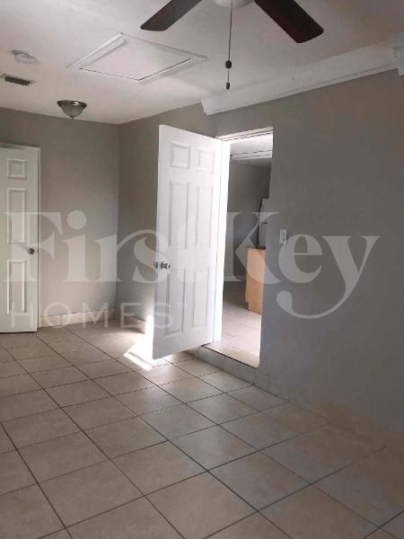 Building Photo - 4951 SW 16th St