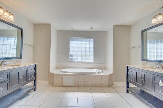 Building Photo - Spacious Pace Home with Office, Fireplace & Pergola