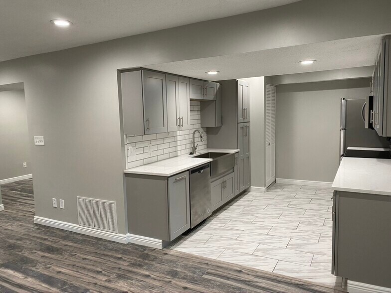 Building Photo - 9057 W Swan Cir