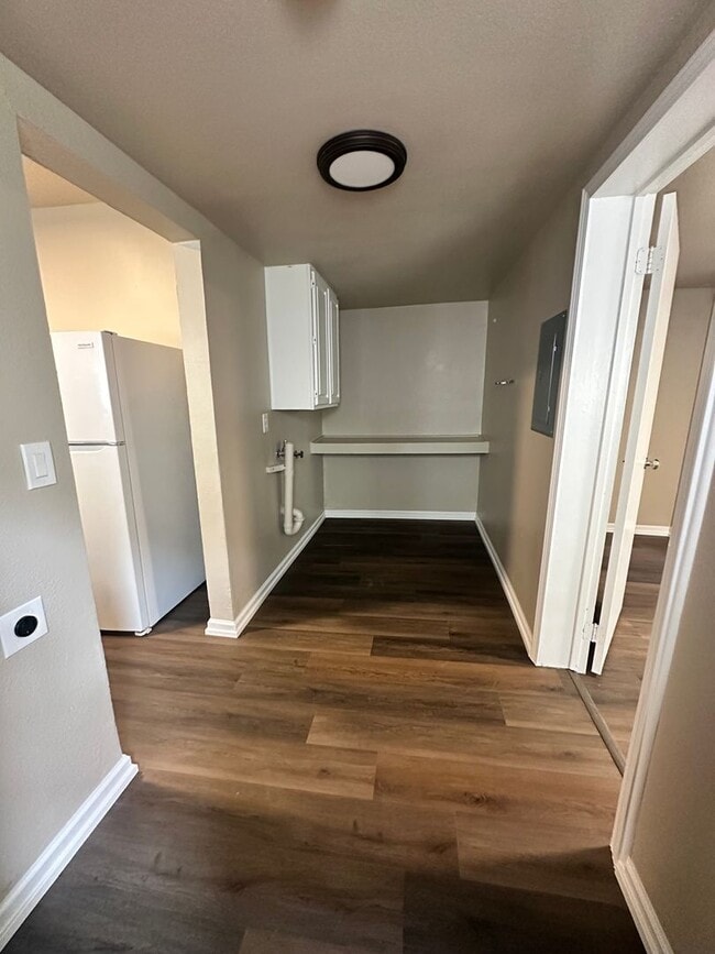 Building Photo - Recently updated 2 Bed/1 Bath Home!
