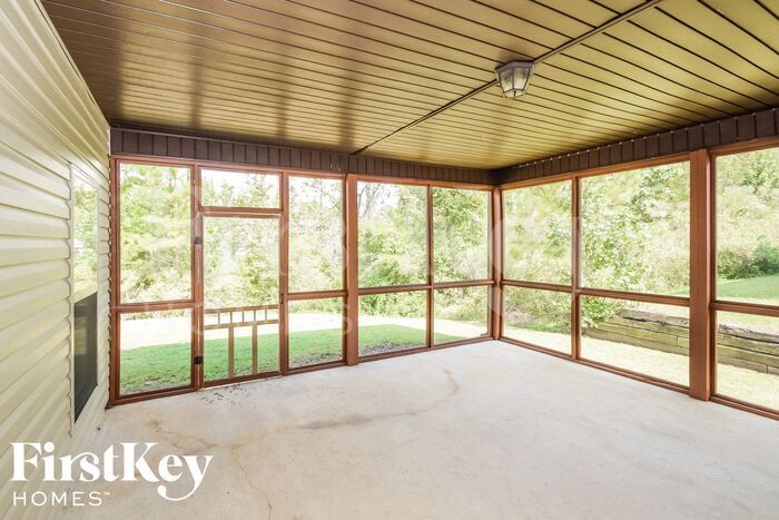 Building Photo - 221 Willow View Cir