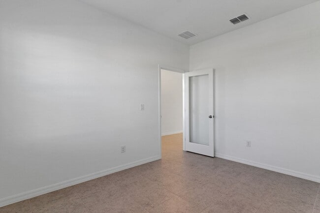 Building Photo - Like-New Ashton Woods Spacious 5BR 4BA, Prime Location Near I-4!