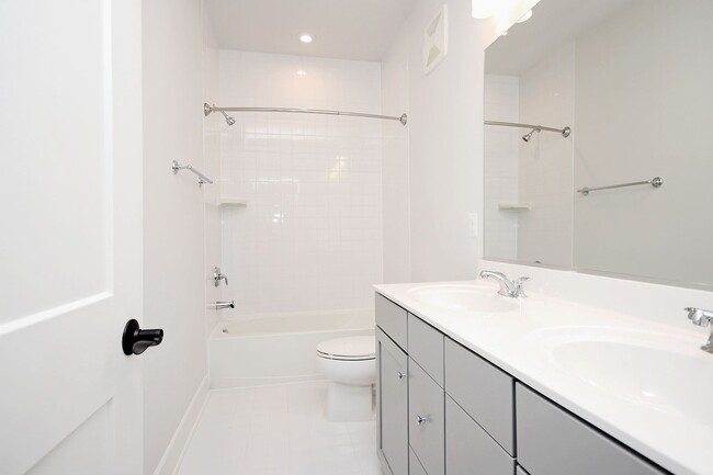 Building Photo - Spacious Brookhill Commons Townhome-Style Condo With Garage