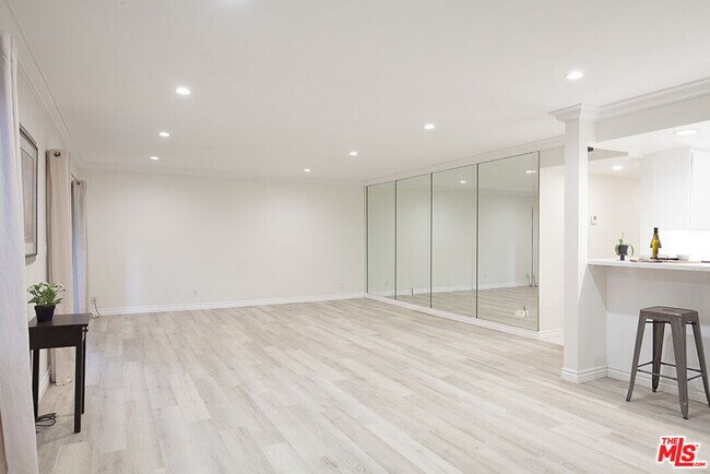 Building Photo - 6708 Hillpark Dr