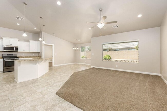 Building Photo - Beautiful 4 Bedroom Home!