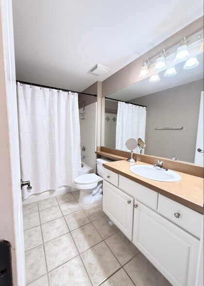 Building Photo - 2014 Alta Meadows Ln