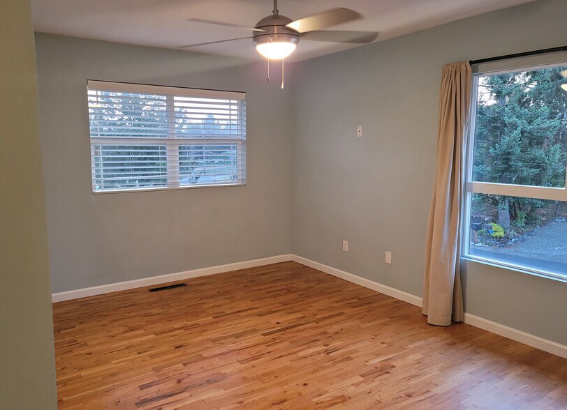 Primary Bedroom w/ Walk-in Closet and Private Bath - 8514 41st St W