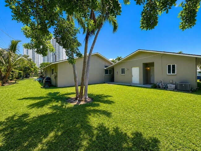 Building Photo - 1232 Cabana Rd