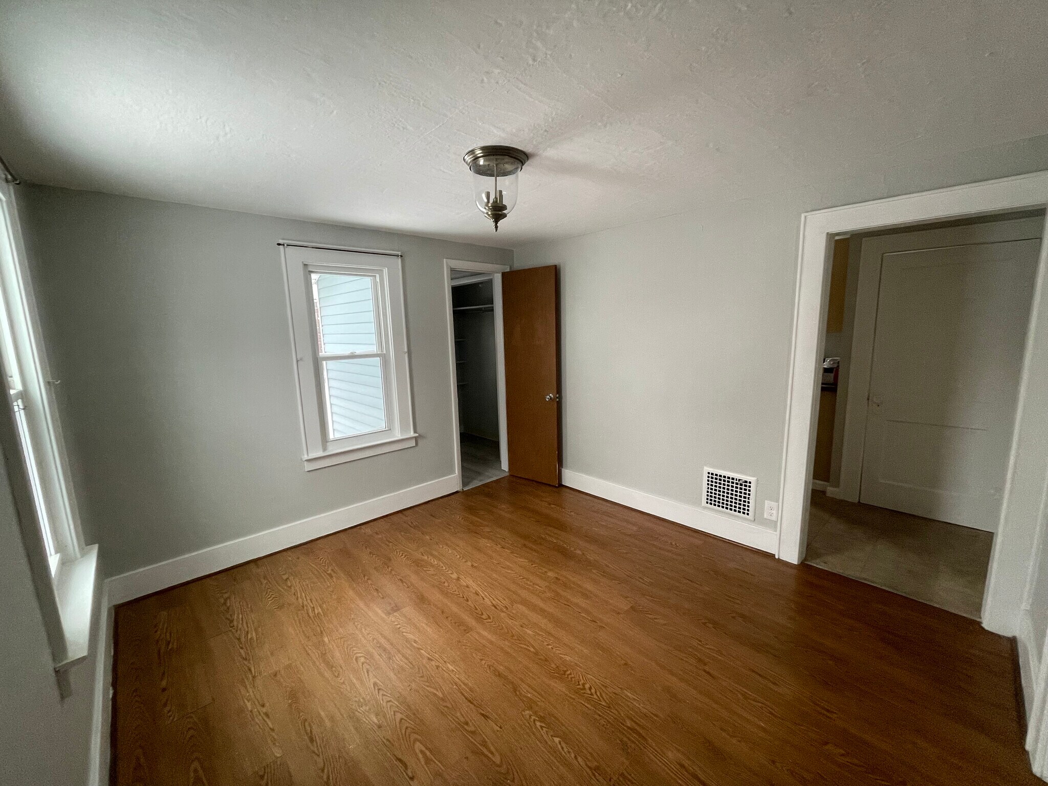 Building Photo - 104 Lynhurst Ave