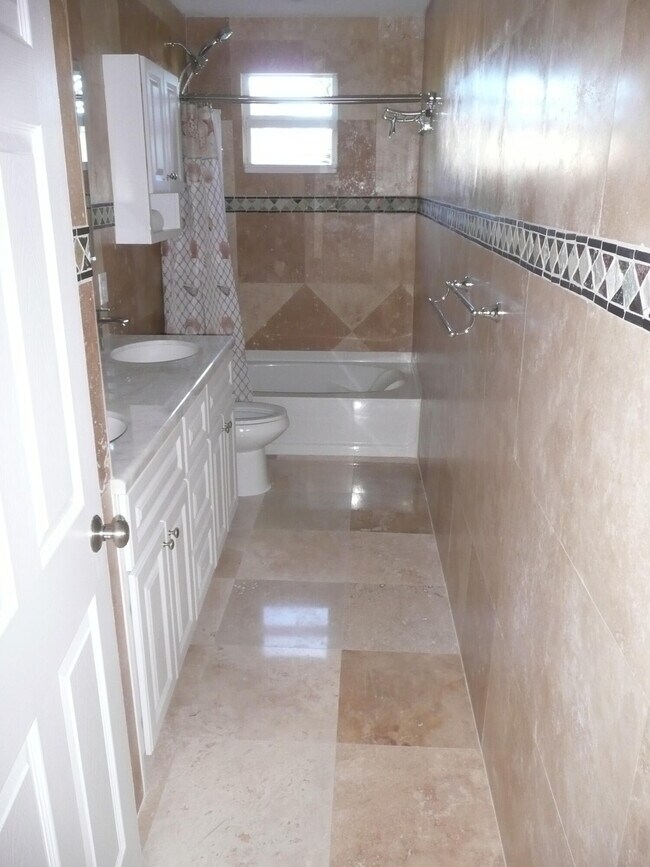 Building Photo - 525 24th Ave N