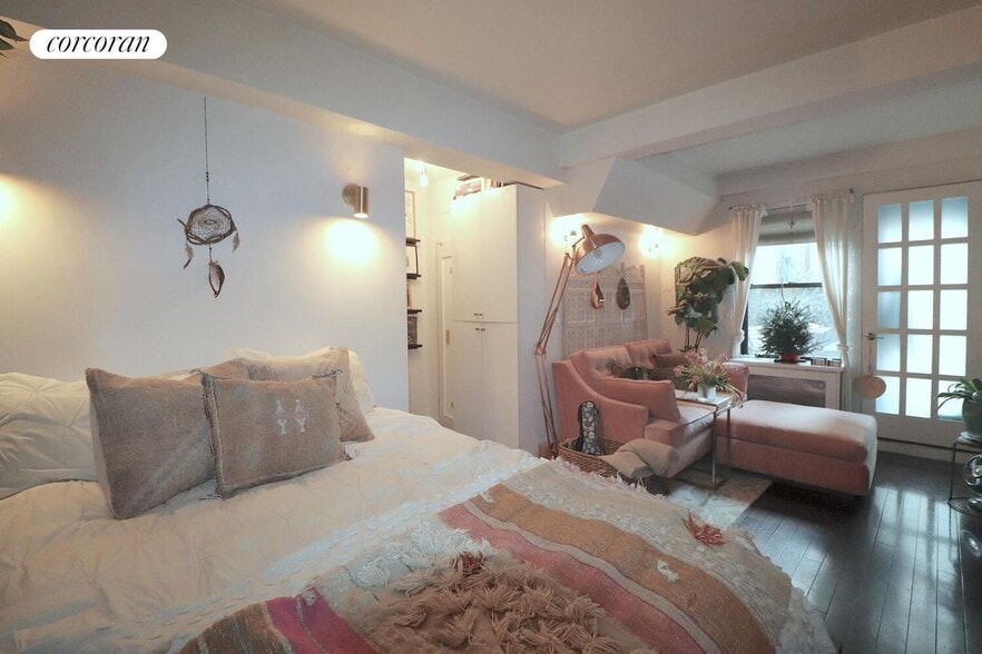 Building Photo - 100 W 12th St