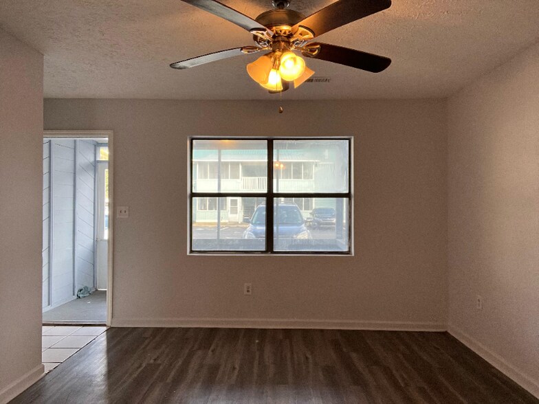 Building Photo - 1215 Shalom Dr