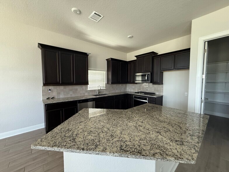 Building Photo - 27610 Falls Cv