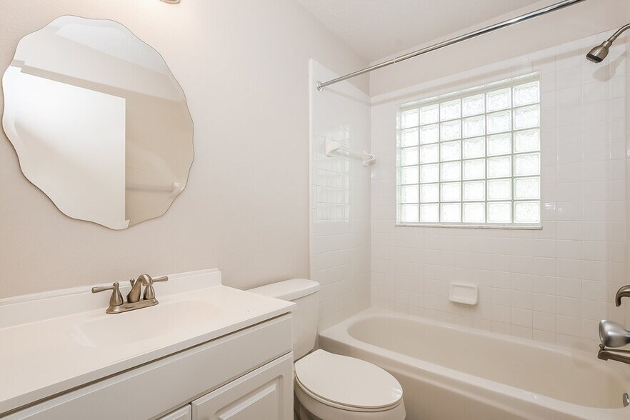 Building Photo - 1000 Country Cove Ct