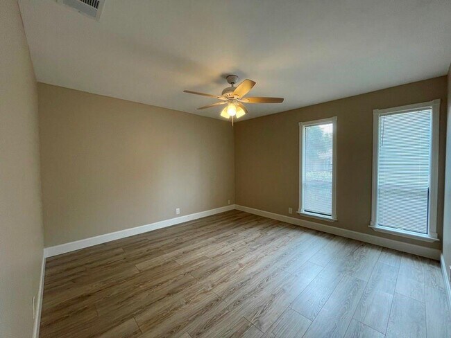 Building Photo - 710 Andover Dr
