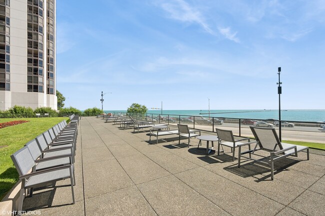 Building Photo - 910 N Lake Shore Dr