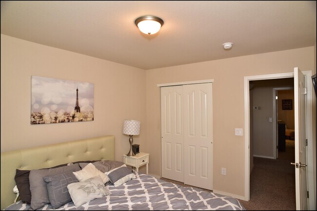 Building Photo - 6246 Viale Del Sol Ave