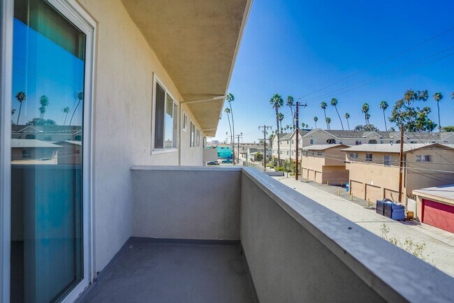 Building Photo - 621 E 99th St