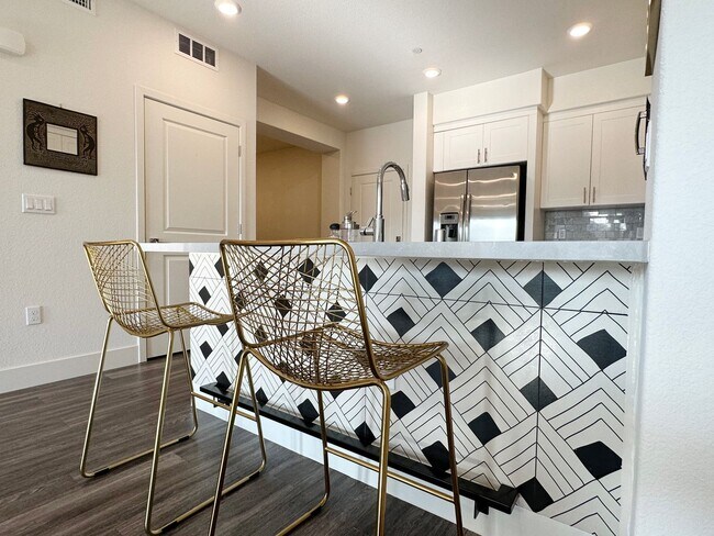 Building Photo - Fully Furnished Resort-Style Condo