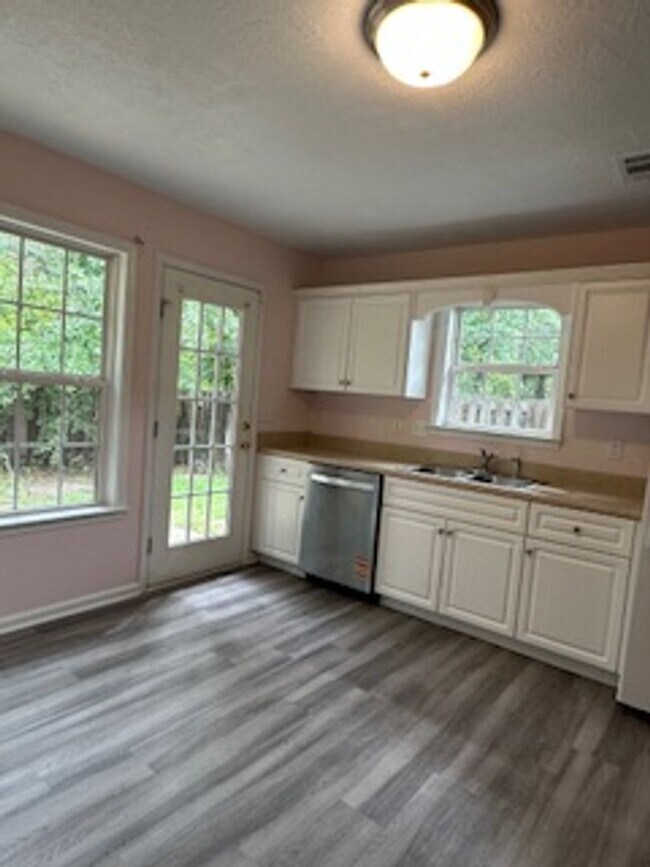 Building Photo - 3 BR/ 2 BA Attached Home