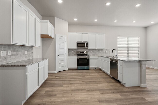 Building Photo - Pre leasing for July: 4-Bedrooms, 2-Bathroom