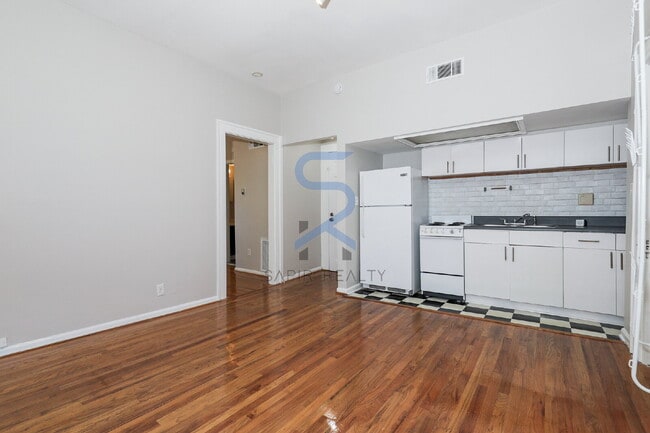 Building Photo - 920 Greenwood Ave NE