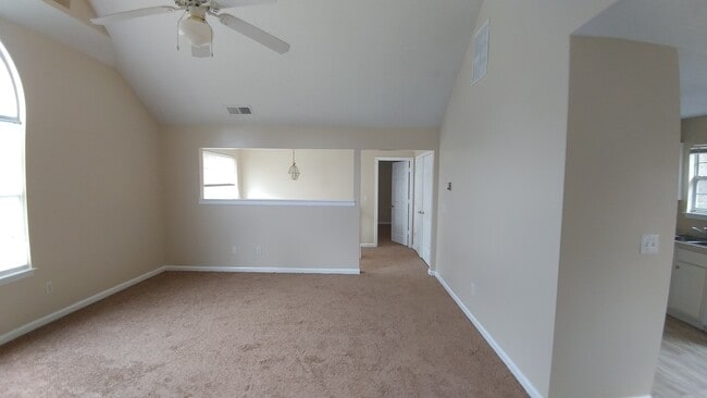 Building Photo - Great In-Law Suite Property - Master on Up...