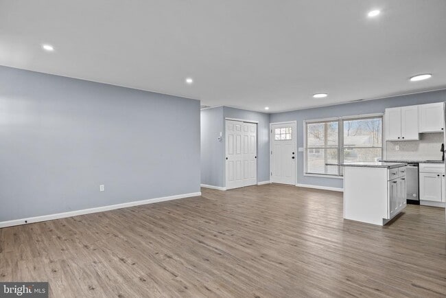 Building Photo - 338 Goldenridge Dr