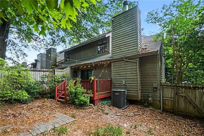Building Photo - 1006 Creatwood Cir