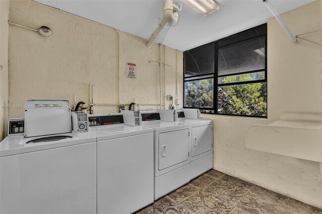 Building Photo - 2701 Riverside Dr