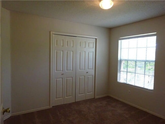 Building Photo - Grand 3 Bedroom 2.5 Bath Home On Larger Corner Lot