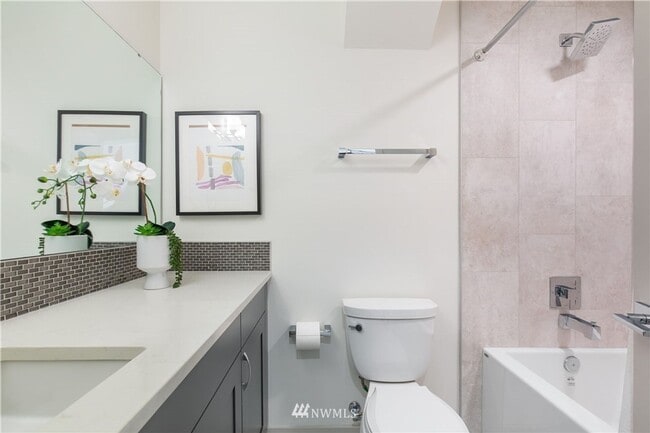 Building Photo - Modern 4-Bedroom Townhome in the Heart of ...