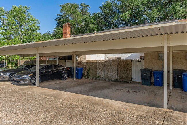 Building Photo - Beautiful Townhouse in South Shreveport
