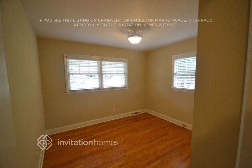 Building Photo - 1142 Eastview Dr