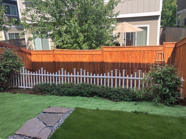 Building Photo - Three Bedroom Townhouse in South Salem