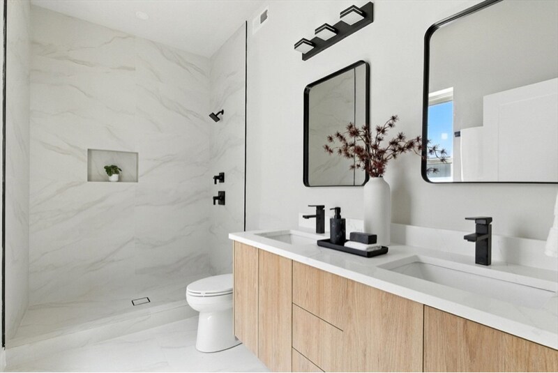 Building Photo - 34 Woodford St