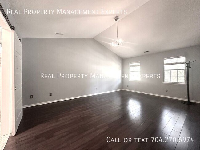 Building Photo - 8509 Golf Ridge Dr