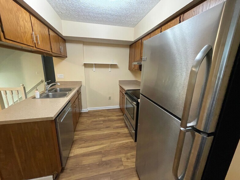 Building Photo - 46 Ravine Ridge Dr S