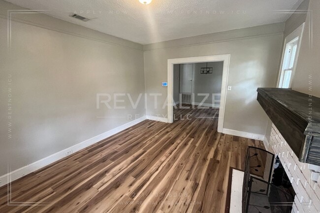 Building Photo - Beautiful Renovated 3 Bedroom/2 Bathroom H...