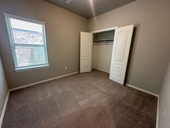 Building Photo - For Lease | 3 Bed, 2 Bath | 1,487 Sq Ft | ...