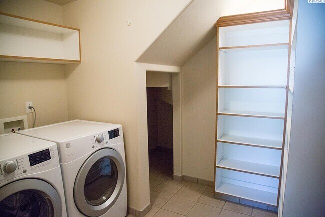 Building Photo - 3 Bed/2.5 Bath Richland Townhome!